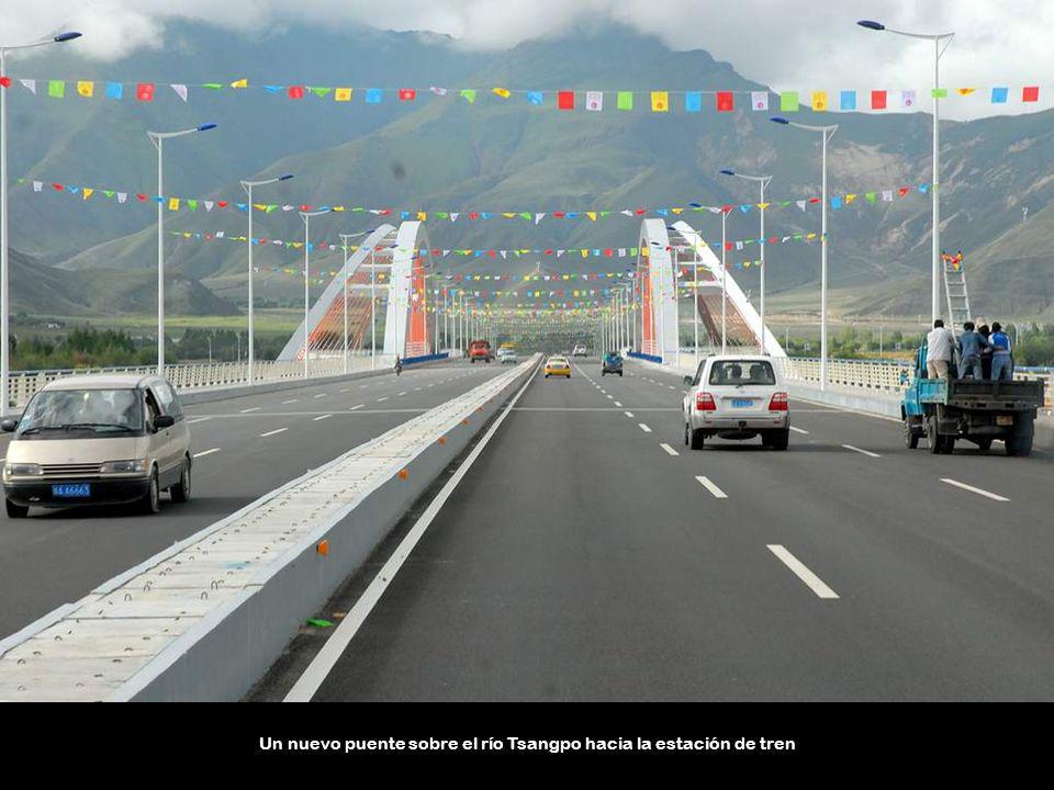 Un nuevo puente sobre el río Tsangpo hacia la estación de tren