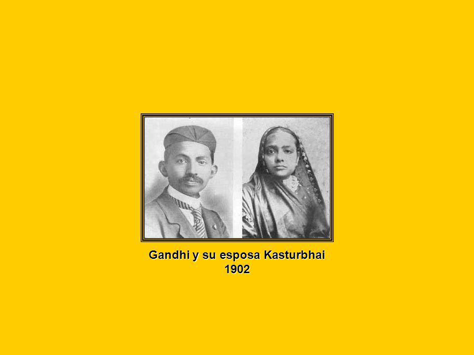 Gandhi y su esposa Kasturbhai