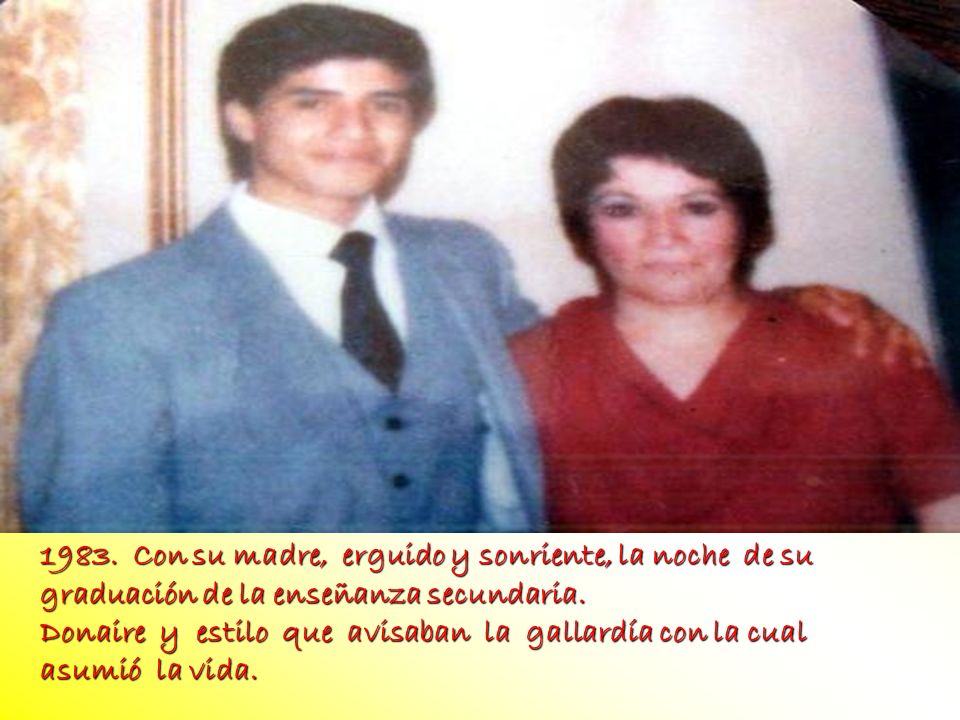 FOTO Con su madre, erguido y sonriente, la noche de su graduación de la enseñanza secundaria.