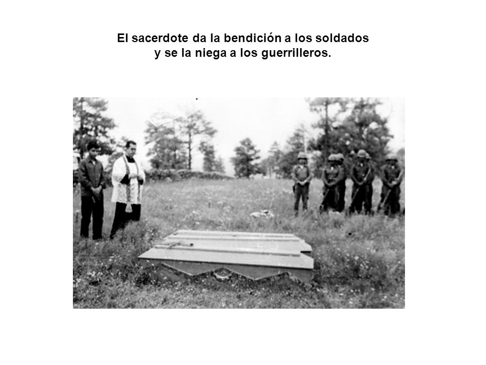El sacerdote da la bendición a los soldados y se la niega a los guerrilleros.
