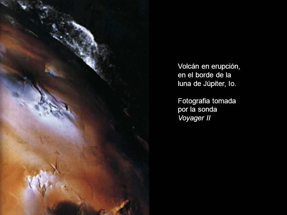 Volcán en erupción, en el borde de la luna de Júpiter, Io.