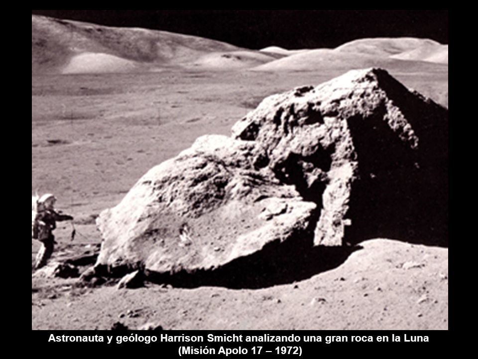 Astronauta y geólogo Harrison Smicht analizando una gran roca en la Luna
