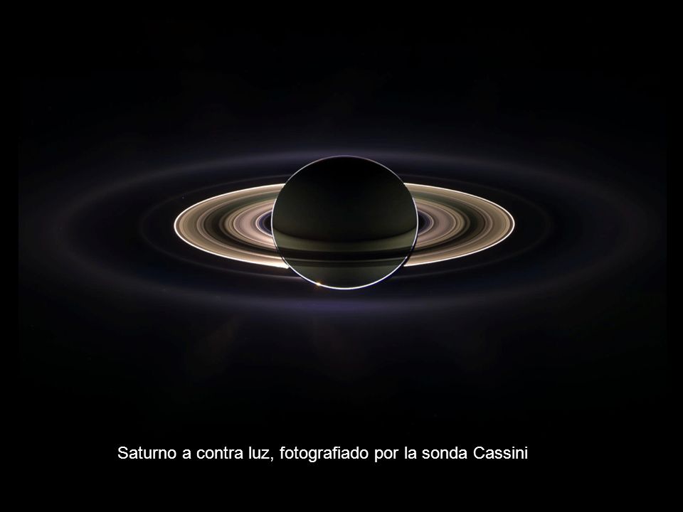 Saturno a contra luz, fotografiado por la sonda Cassini
