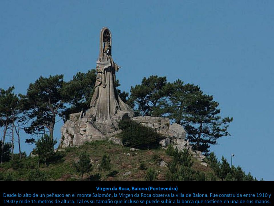 Virgen da Roca, Baiona (Pontevedra) Desde lo alto de un peñasco en el monte Salomón, la Virgen da Roca observa la villa de Baiona.