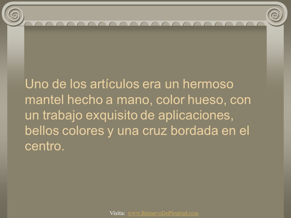Uno de los artículos era un hermoso mantel hecho a mano, color hueso, con un trabajo exquisito de aplicaciones, bellos colores y una cruz bordada en el centro.