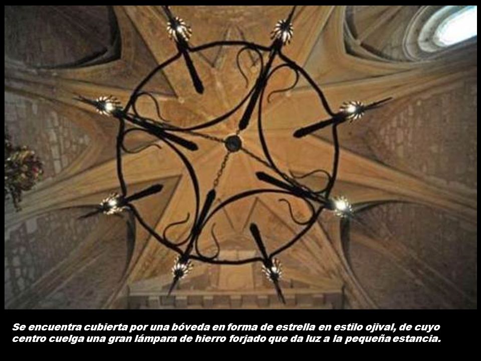 Se encuentra cubierta por una bóveda en forma de estrella en estilo ojival, de cuyo centro cuelga una gran lámpara de hierro forjado que da luz a la pequeña estancia.