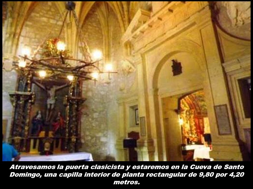 Atravesamos la puerta clasicista y estaremos en la Cueva de Santo Domingo, una capilla interior de planta rectangular de 9,80 por 4,20 metros.