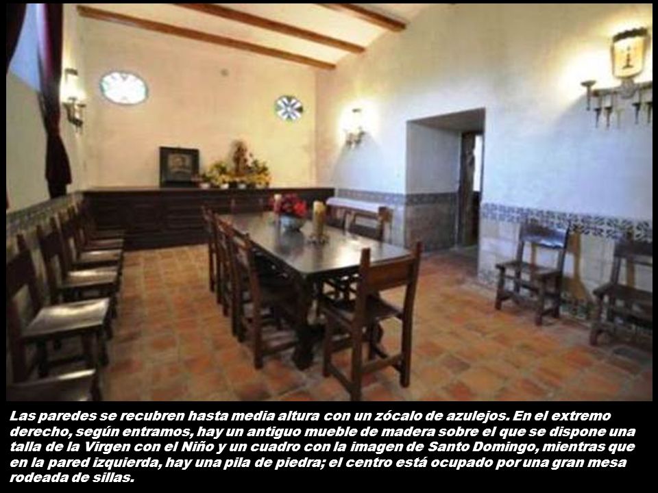 Las paredes se recubren hasta media altura con un zócalo de azulejos