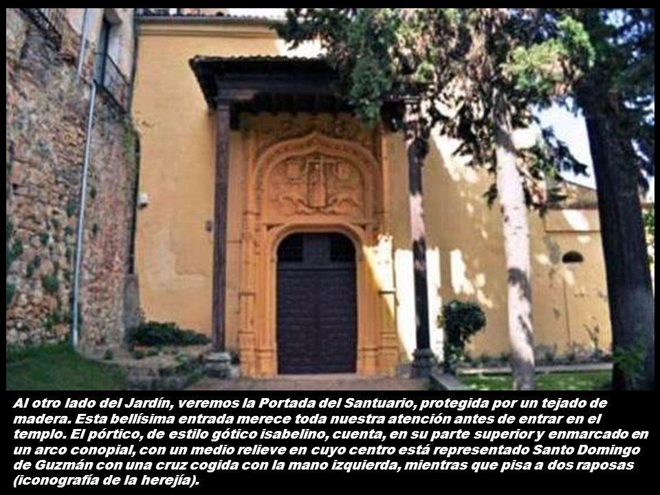 Al otro lado del Jardín, veremos la Portada del Santuario, protegida por un tejado de madera.