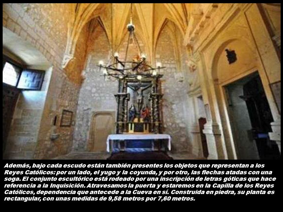 Además, bajo cada escudo están también presentes los objetos que representan a los Reyes Católicos: por un lado, el yugo y la coyunda, y por otro, las flechas atadas con una soga.