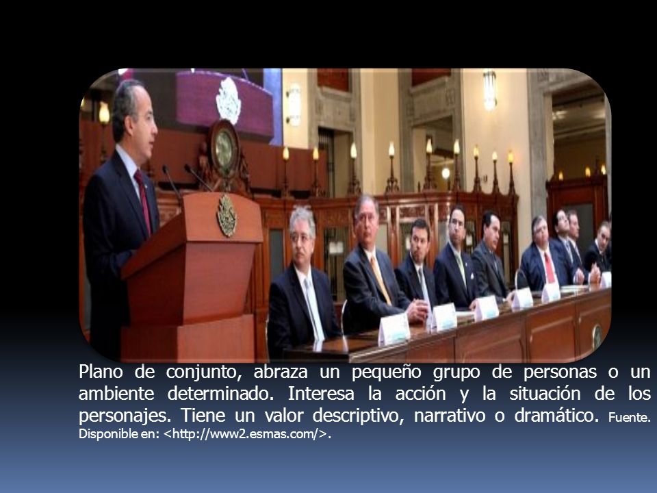 Plano de conjunto, abraza un pequeño grupo de personas o un ambiente determinado.