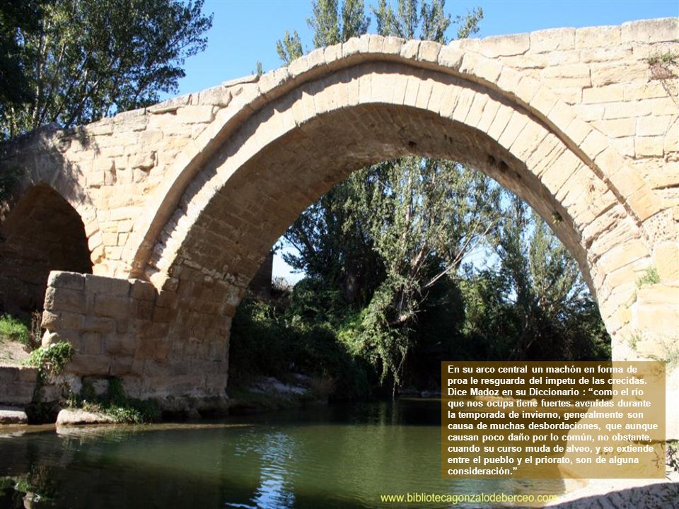 En su arco central un machón en forma de proa le resguarda del ímpetu de las crecidas.