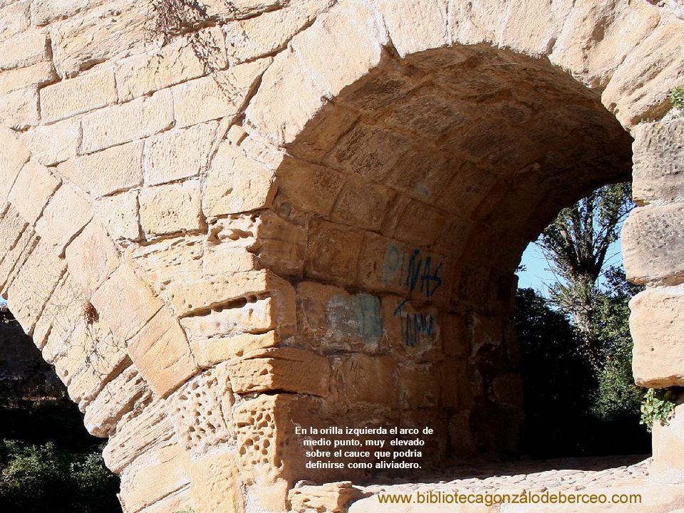 En la orilla izquierda el arco de medio punto, muy elevado sobre el cauce que podría definirse como aliviadero.