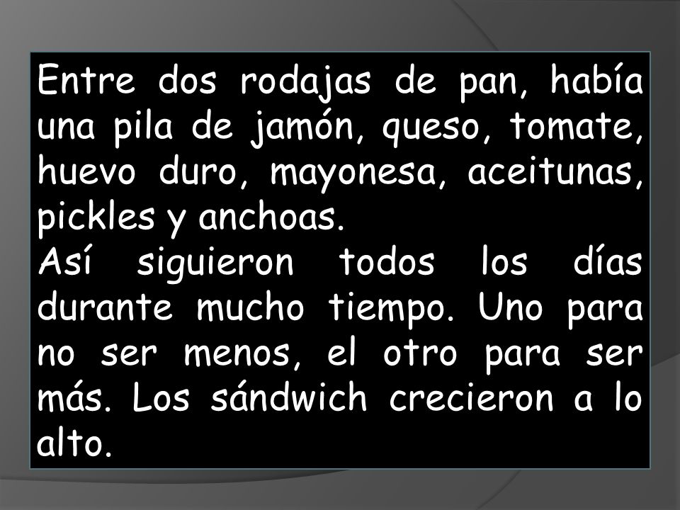 Entre dos rodajas de pan, había una pila de jamón, queso, tomate, huevo duro, mayonesa, aceitunas, pickles y anchoas.