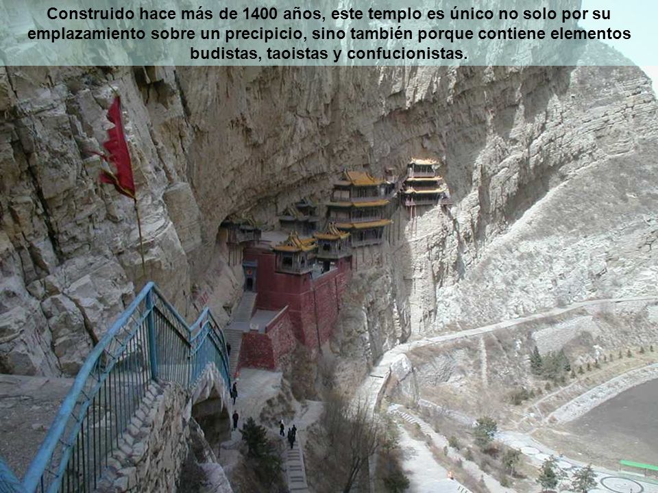 Construido hace más de 1400 años, este templo es único no solo por su emplazamiento sobre un precipicio, sino también porque contiene elementos budistas, taoistas y confucionistas.