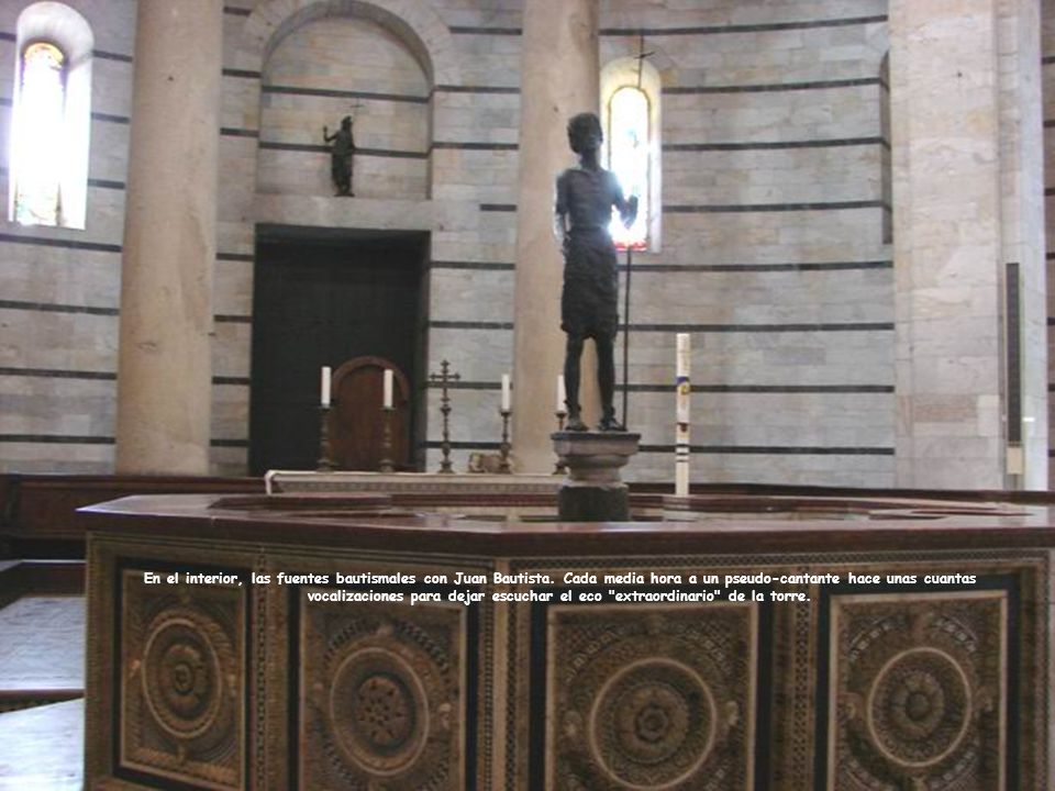 En el interior, las fuentes bautismales con Juan Bautista