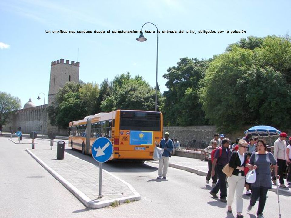 Un omnibus nos conduce desde el estacionamiento hasta la entrada del sitio, obligados por la polución