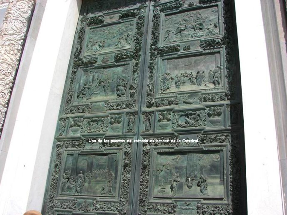 Una de las puertas de entrada de bronce de la Catedral