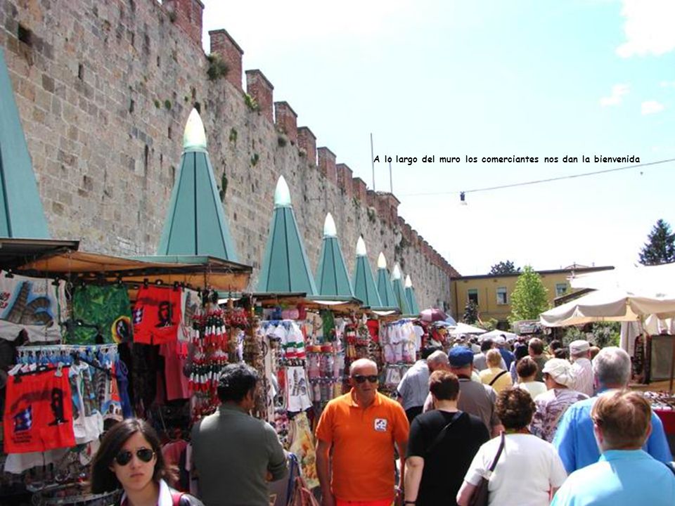 A lo largo del muro los comerciantes nos dan la bienvenida