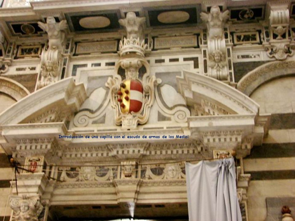 Introducción de una capilla con el escudo de armas de los Medici