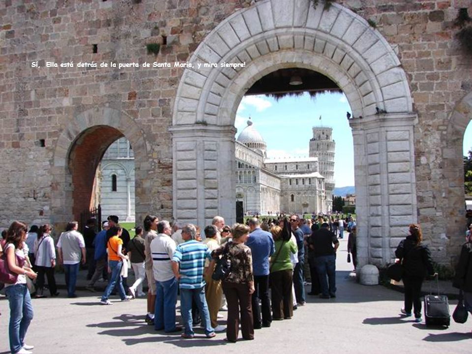 Sí, Ella está detrás de la puerta de Santa María, y mira siempre!