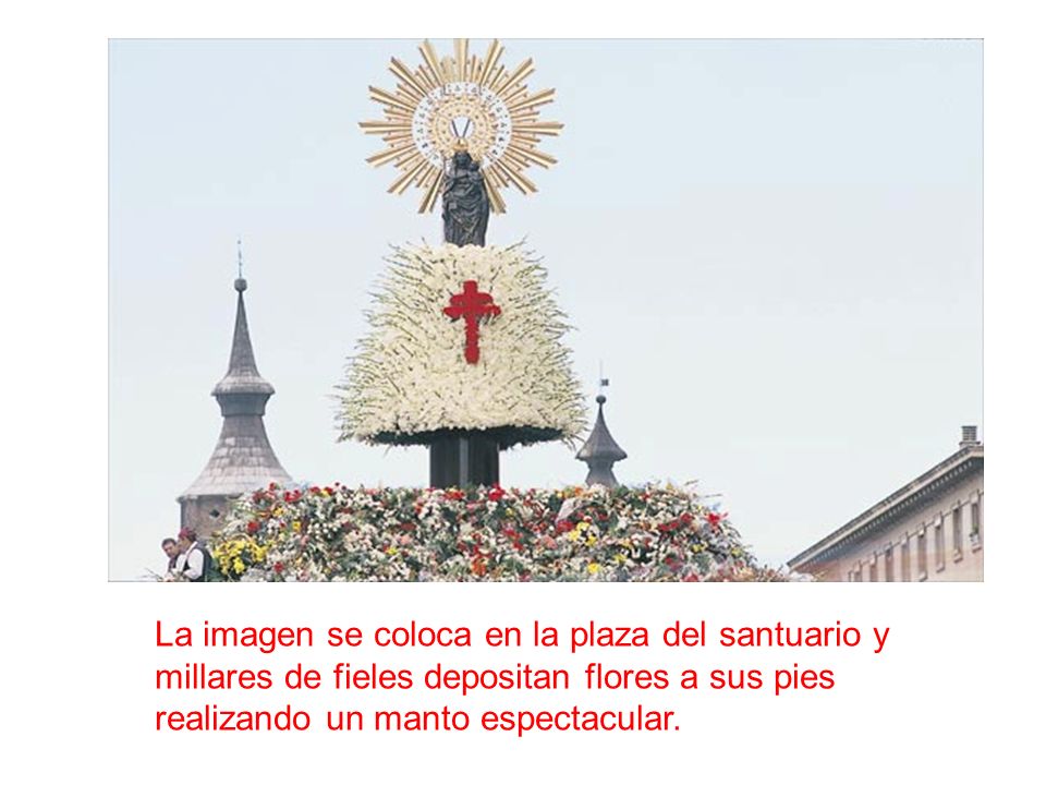 La imagen se coloca en la plaza del santuario y millares de fieles depositan flores a sus pies realizando un manto espectacular.
