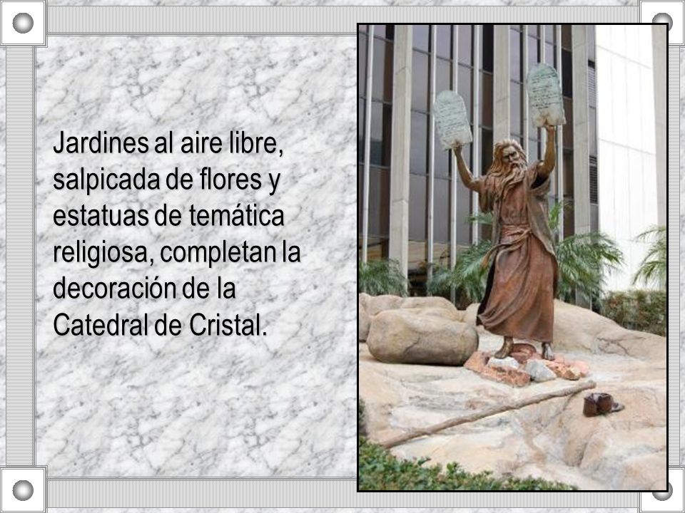 Jardines al aire libre, salpicada de flores y estatuas de temática religiosa, completan la decoración de la Catedral de Cristal.