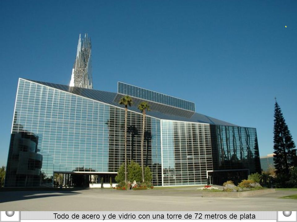 . Todo de acero y de vidrio con una torre de 72 metros de plata
