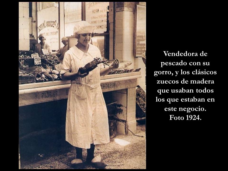 Vendedora de pescado con su gorro, y los clásicos zuecos de madera que usaban todos los que estaban en este negocio.