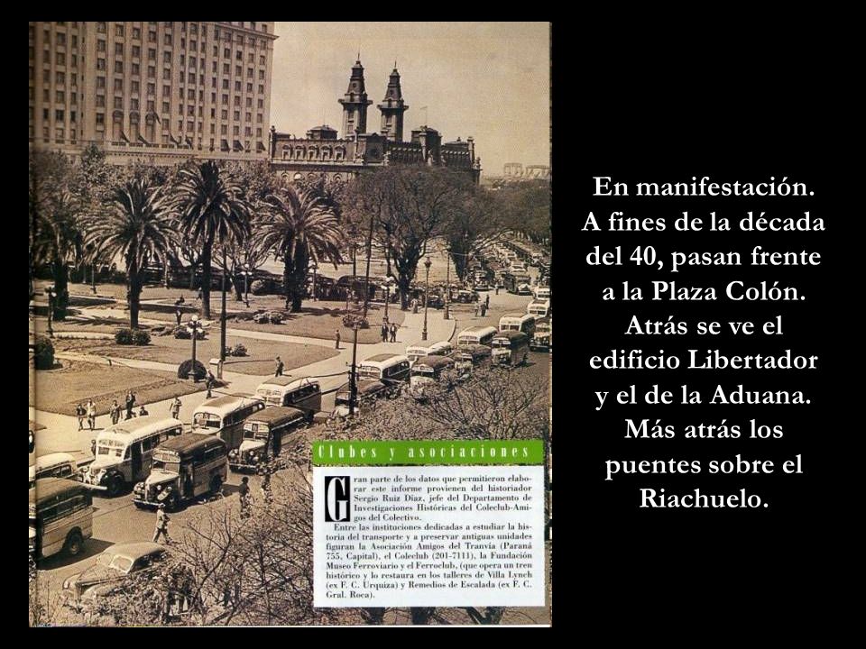 A fines de la década del 40, pasan frente a la Plaza Colón.