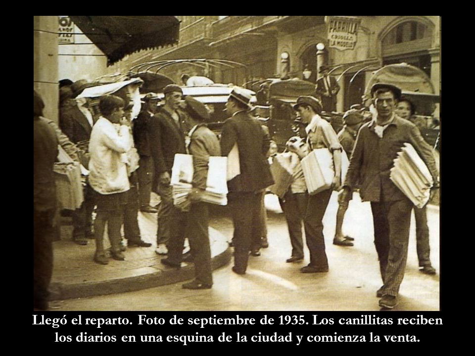Llegó el reparto. Foto de septiembre de Los canillitas reciben
