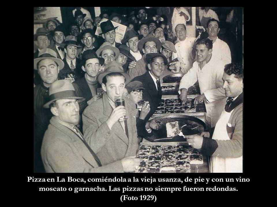 Pizza en La Boca, comiéndola a la vieja usanza, de pie y con un vino moscato o garnacha. Las pizzas no siempre fueron redondas.