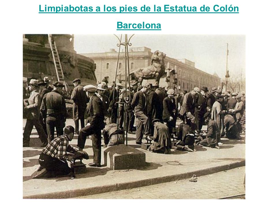 Limpiabotas a los pies de la Estatua de Colón Barcelona