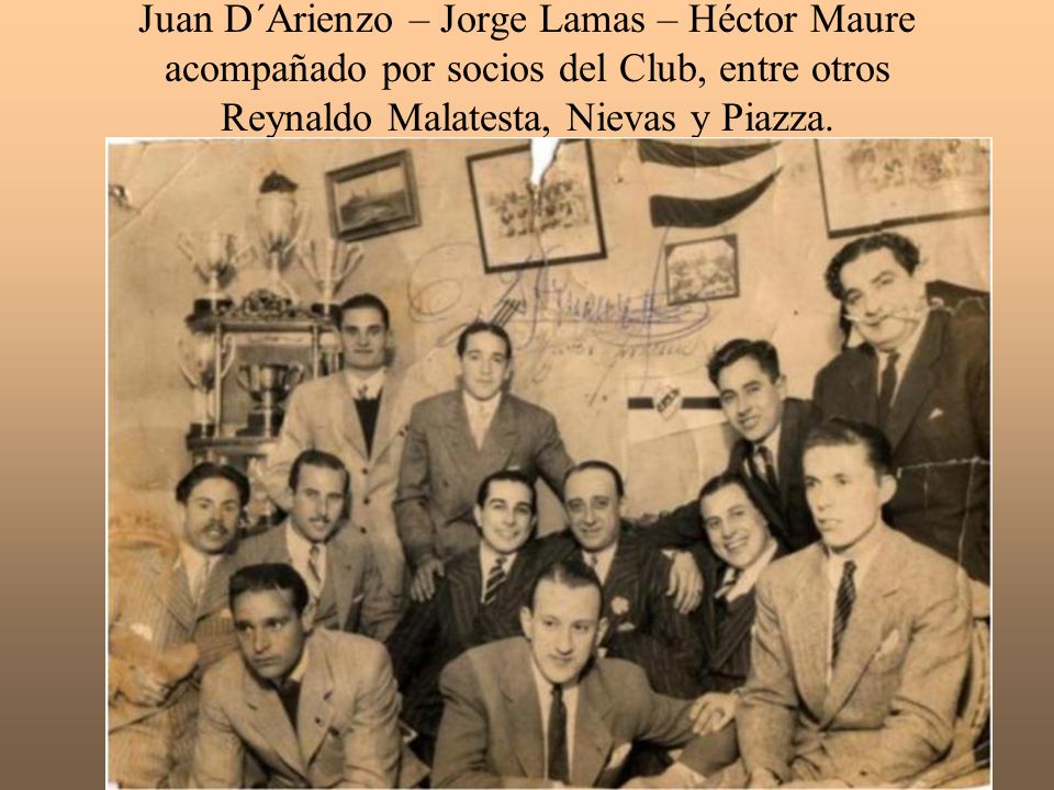 Juan D´Arienzo – Jorge Lamas – Héctor Maure acompañado por socios del Club, entre otros Reynaldo Malatesta, Nievas y Piazza.