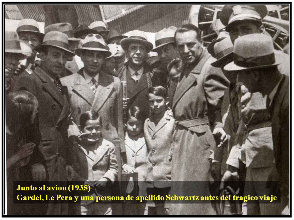Junto al avion (1935) Gardel, Le Pera y una persona de apellido Schwartz antes del tragico viaje