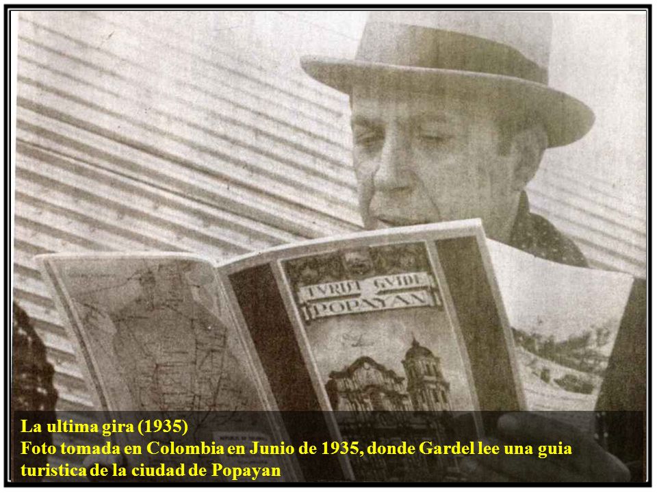 La ultima gira (1935) Foto tomada en Colombia en Junio de 1935, donde Gardel lee una guia turistica de la ciudad de Popayan