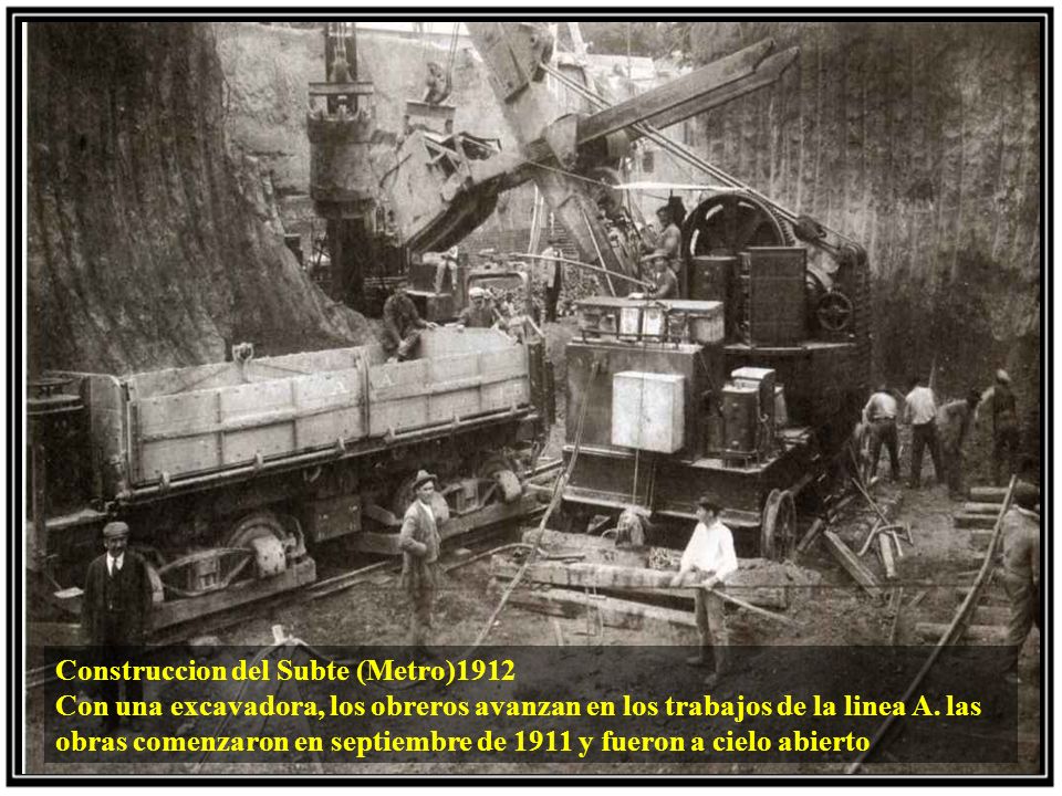 Construccion del Subte (Metro)1912 Con una excavadora, los obreros avanzan en los trabajos de la linea A.