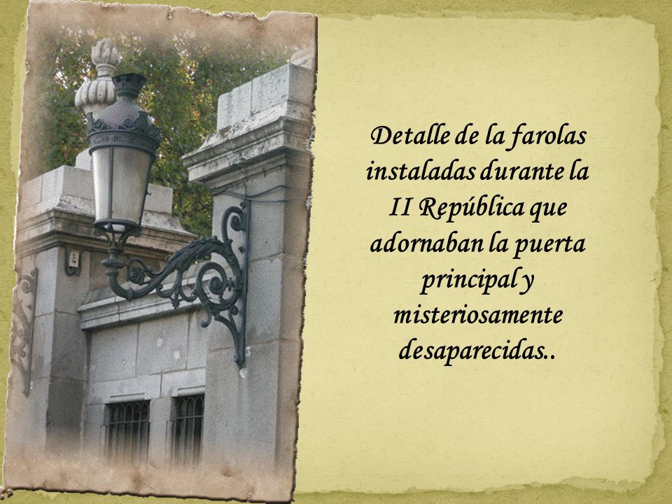 Detalle de la farolas instaladas durante la II República que adornaban la puerta principal y misteriosamente desaparecidas..