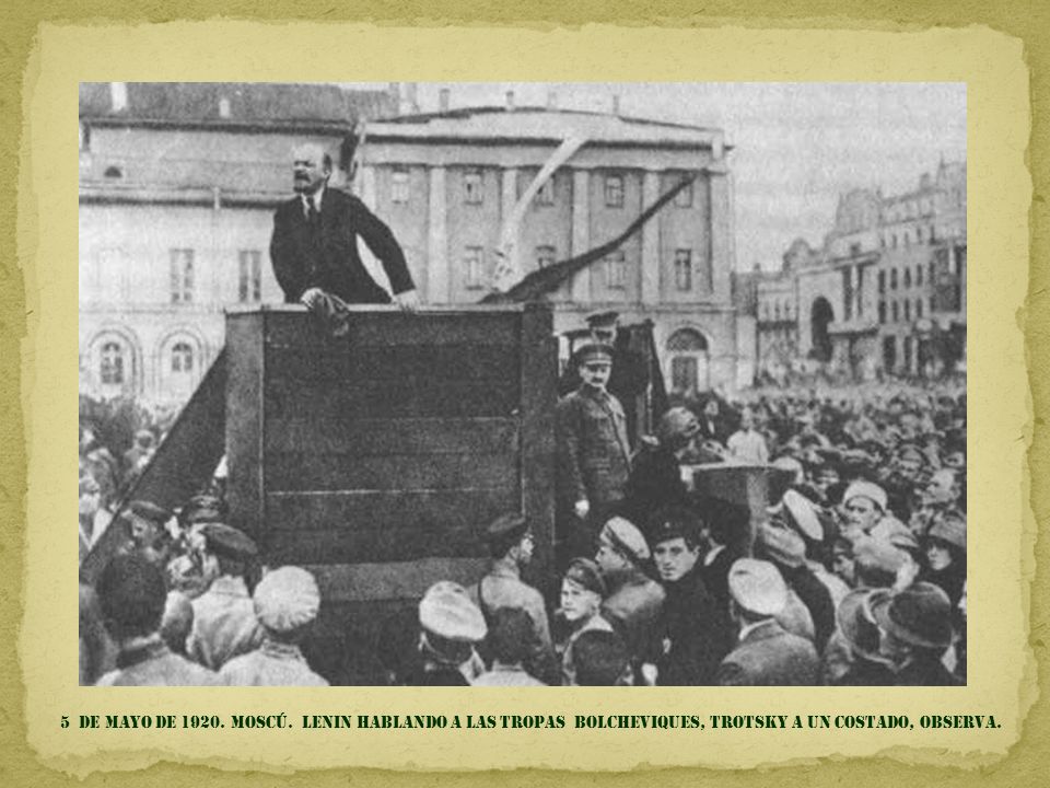5 de mayo DE Moscú. Lenin HABLANDO A LAS TROPAS BOLCHEVIQUES, TROTSKY A UN COSTADO, OBSERVA.