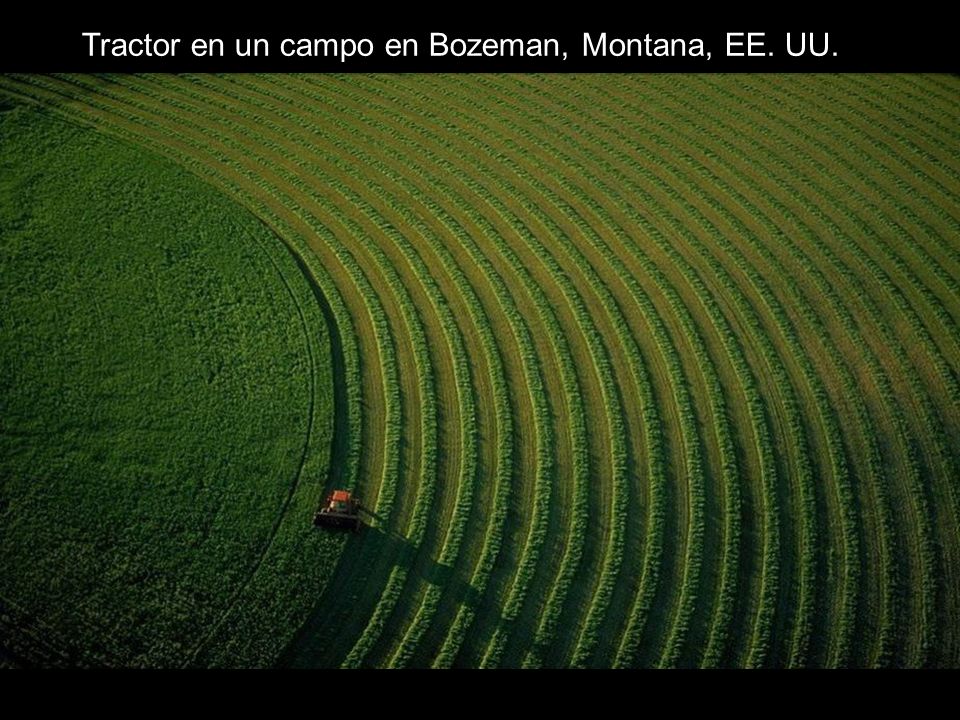 Tractor en un campo en Bozeman, Montana, EE. UU.