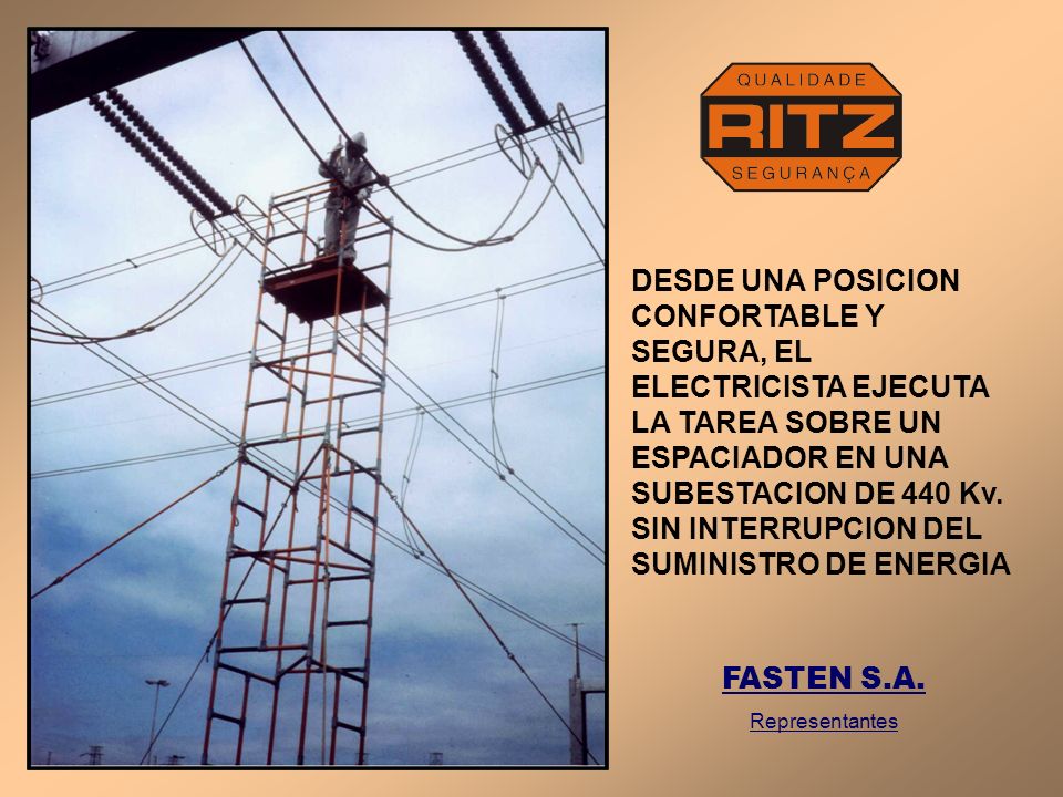 DESDE UNA POSICION CONFORTABLE Y SEGURA, EL ELECTRICISTA EJECUTA LA TAREA SOBRE UN ESPACIADOR EN UNA SUBESTACION DE 440 Kv. SIN INTERRUPCION DEL SUMINISTRO DE ENERGIA