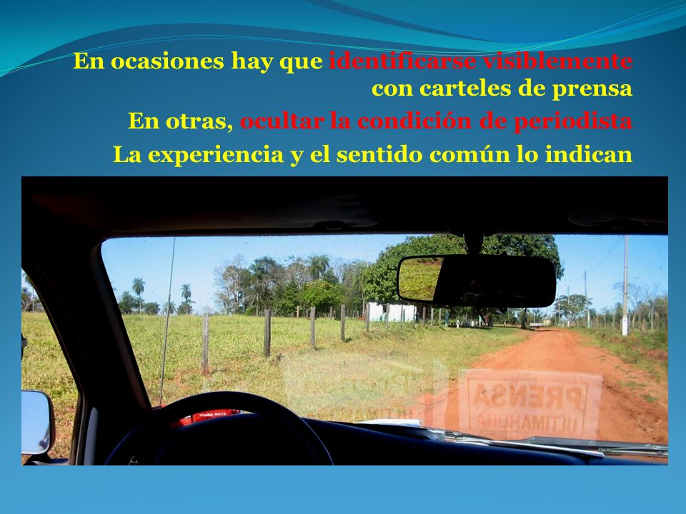 En ocasiones hay que identificarse visiblemente con carteles de prensa