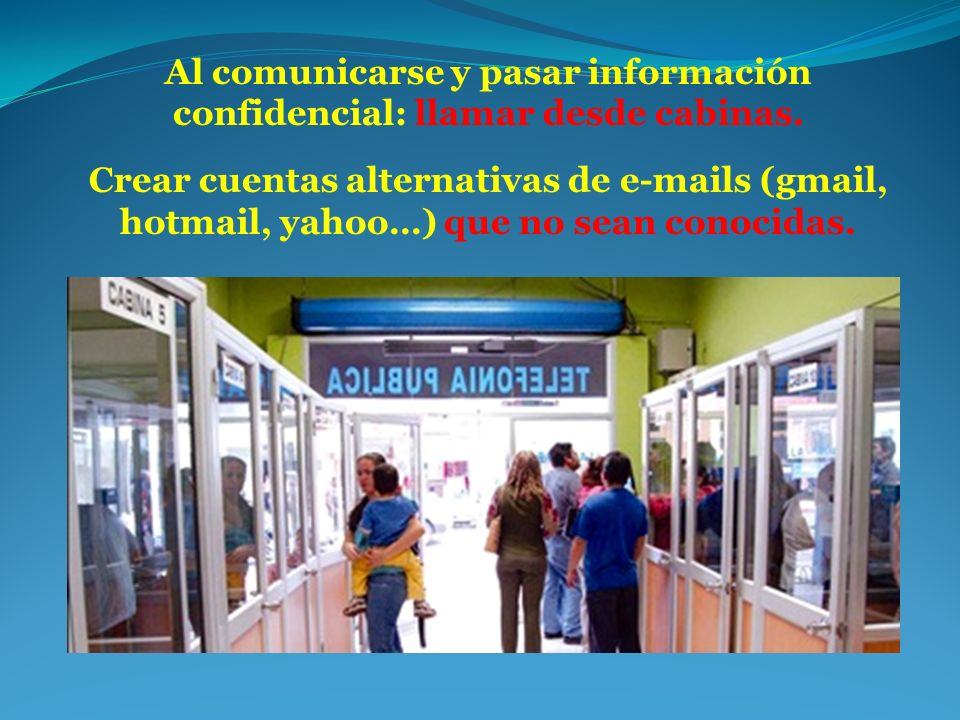 Al comunicarse y pasar información confidencial: llamar desde cabinas.