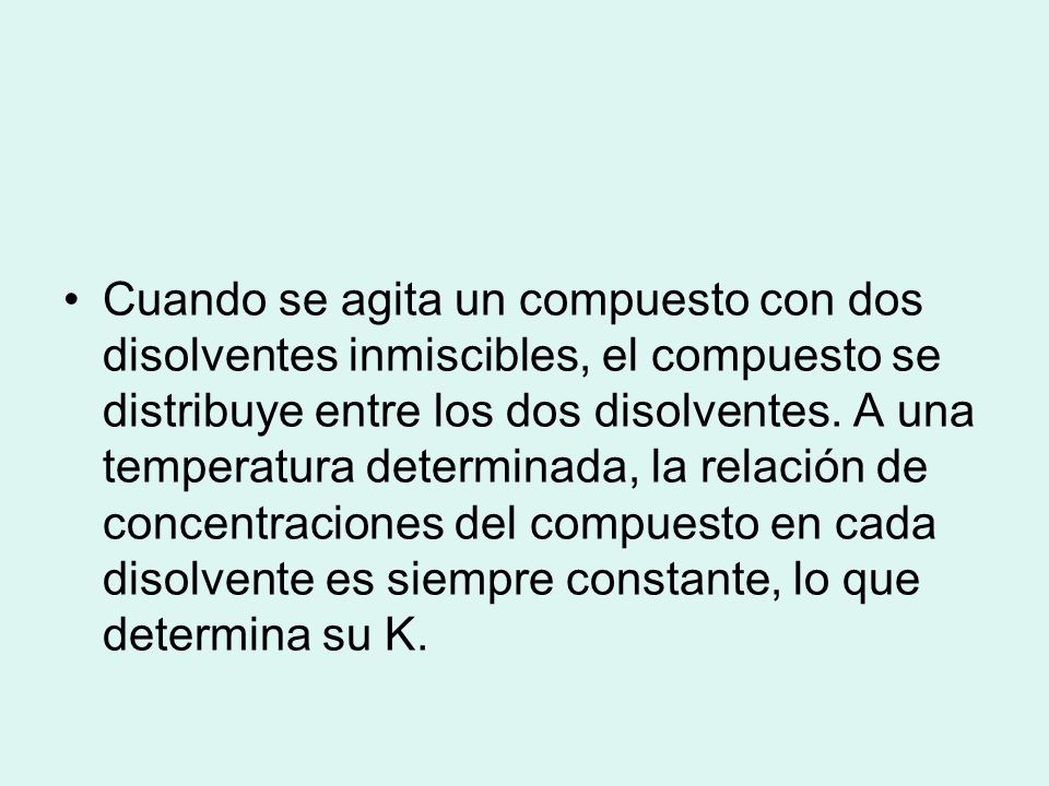 Cuando se agita un compuesto con dos disolventes inmiscibles, el compuesto se distribuye entre los dos disolventes.