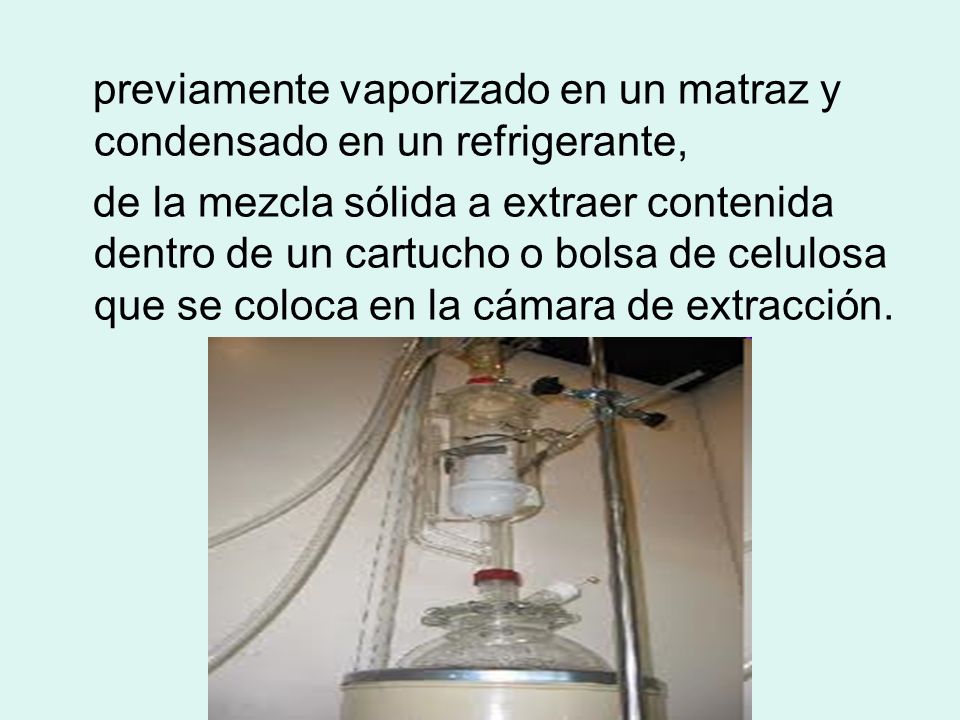 previamente vaporizado en un matraz y condensado en un refrigerante,