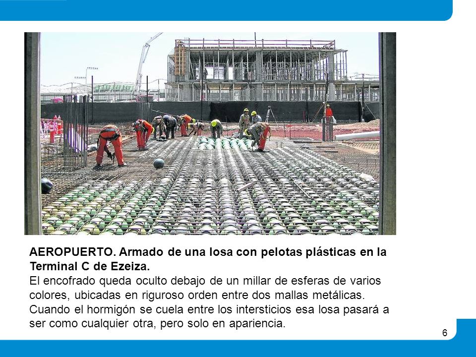 AEROPUERTO. Armado de una losa con pelotas plásticas en la Terminal C de Ezeiza.
