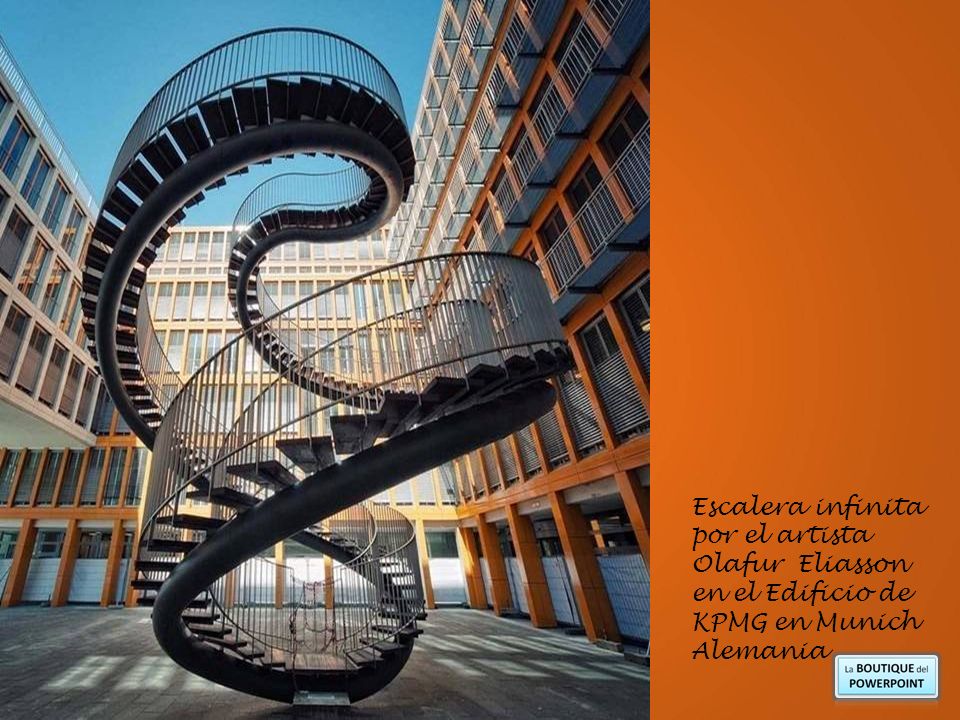 Escalera infinita por el artista Olafur Eliasson en el Edificio de KPMG en Munich Alemania
