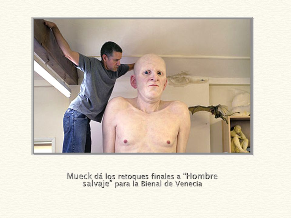 Mueck dá los retoques finales a Hombre salvaje para la Bienal de Venecia