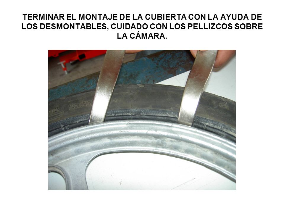 TERMINAR EL MONTAJE DE LA CUBIERTA CON LA AYUDA DE LOS DESMONTABLES, CUIDADO CON LOS PELLIZCOS SOBRE LA CÁMARA.