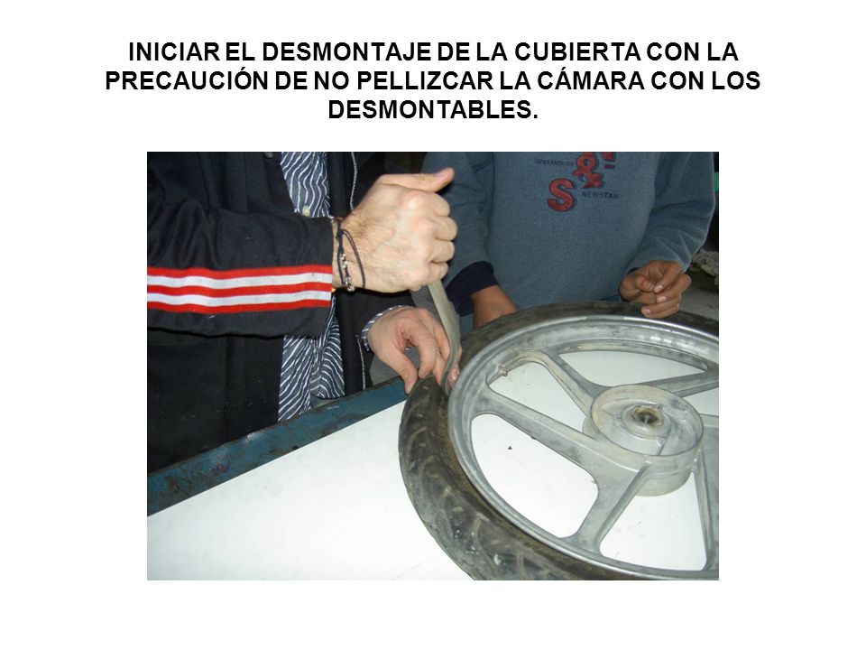 INICIAR EL DESMONTAJE DE LA CUBIERTA CON LA PRECAUCIÓN DE NO PELLIZCAR LA CÁMARA CON LOS DESMONTABLES.